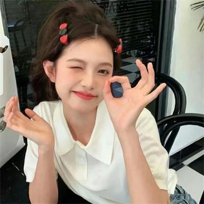 穿粉红色裤子的男孩